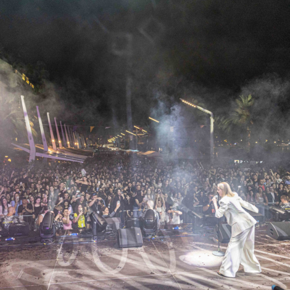 Jelena Rozga sva u belom zablistala u rodnom Splitu: Priredila istorijski koncert pred 70 hiljada ljudi