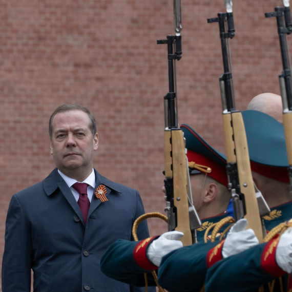 Medvedev pobesneo: "Ok, ne mrdaj, pacove!"