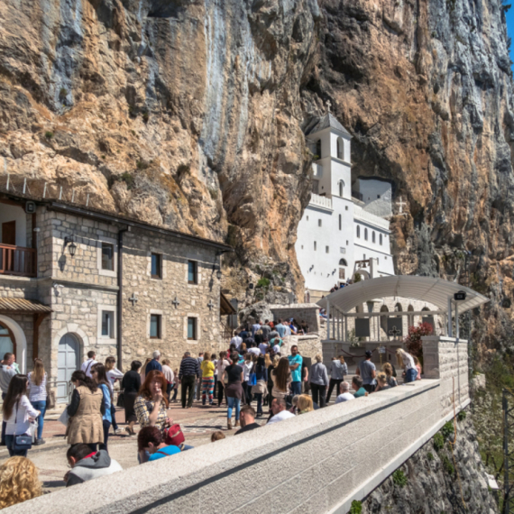 Peške od Beograda do Ostroga za lečenje Sofije i Feđe VIDEO