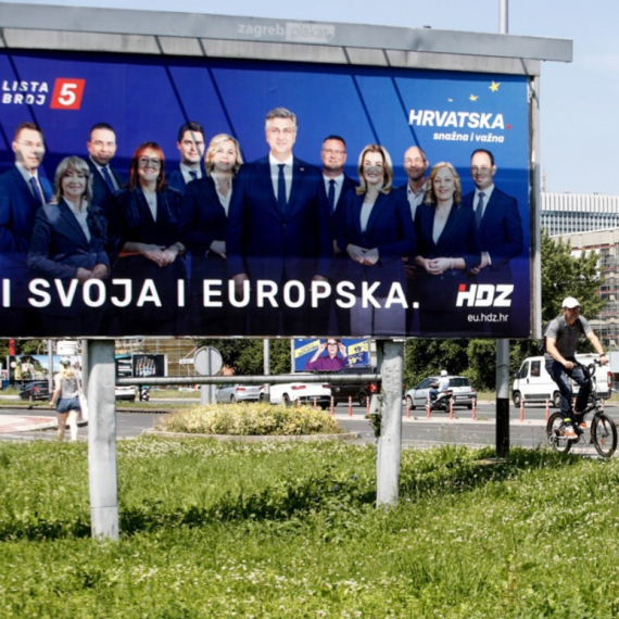 Traktor čupa predizborni plakat HDZ-a: "Ruši sve do kraja" VIDEO