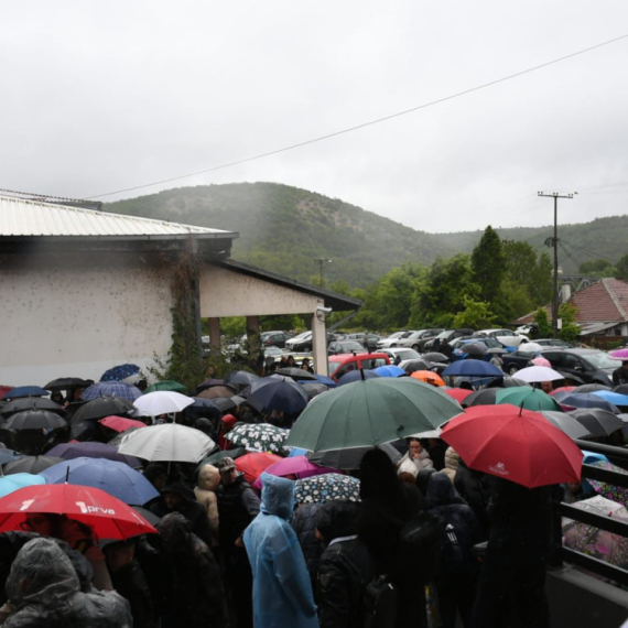 Roditelji sa decom na protestu ispred Sportske hale u Severnoj Mitrovici FOTO