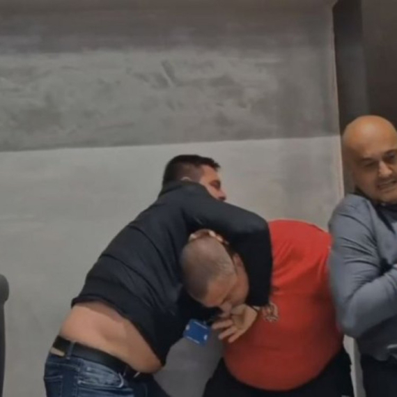 Nasilnici ponovili delo; Nije prvi put da kraljevačka opozicija vrši teror, nastavili martovski scenario VIDEO