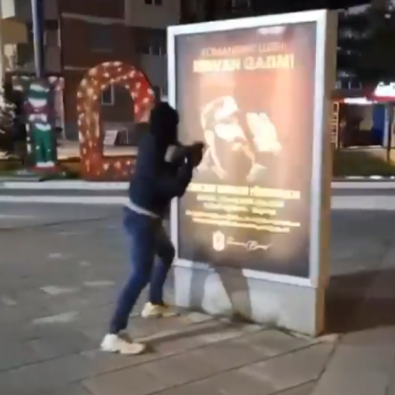 U centru Bujanovca okačena reklama za koncert koji veliča vođu tzv. OVPMB VIDEO