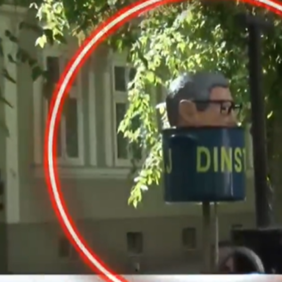 Dinstaju odrubljenu Vučićevu glavu: Monstruozna scena na protestu blokadera u Subotici VIDEO