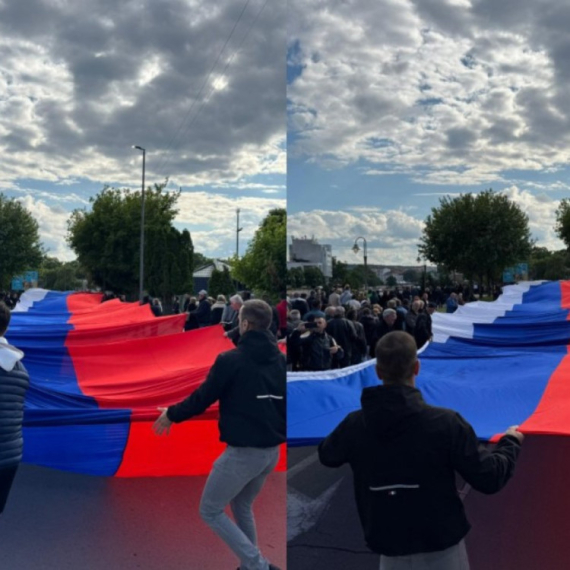 Veličanstven prizor u Nišu: Razvijena najveća srpska zastava FOTO