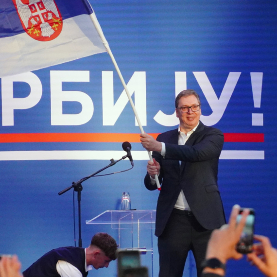 Vučić razvio srpsku zastavu u Nišu: "Barjak slobode" FOTO