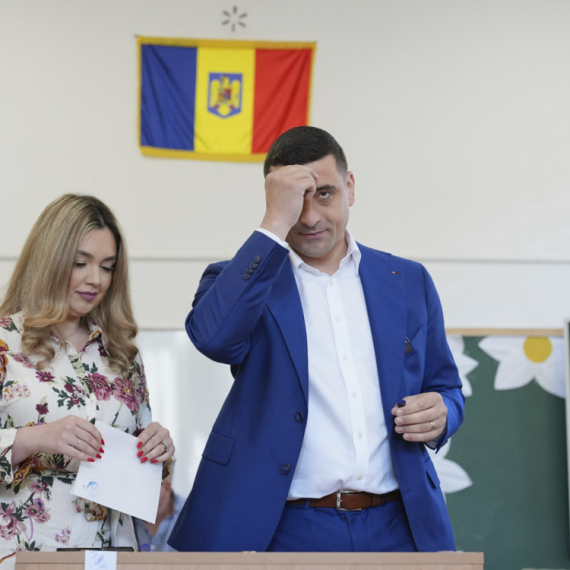 Izbori u Rumuniji: Otvorena birališta; Policija udaljila predsedničkog kandidata sa biračkog mesta VIDEO