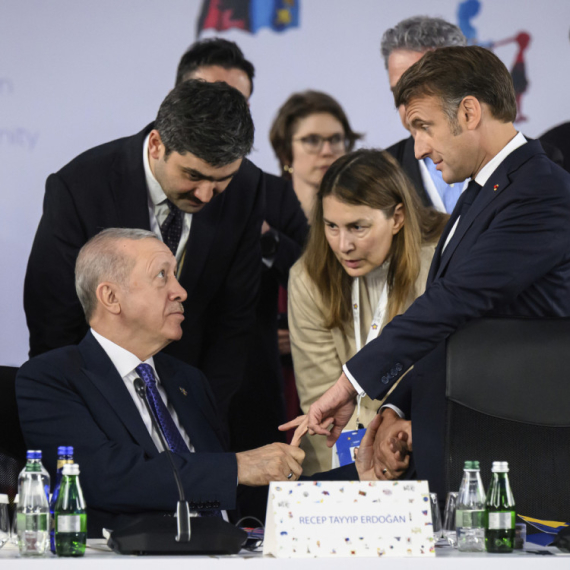 "Diplomatski stisak" srednjeg prsta: Mreže bruje o pozdravu Erdogana i Makrona VIDEO