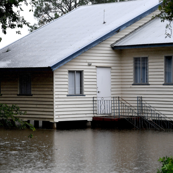 Cities cut off, houses in water: People climbed onto the roofs VIDEO