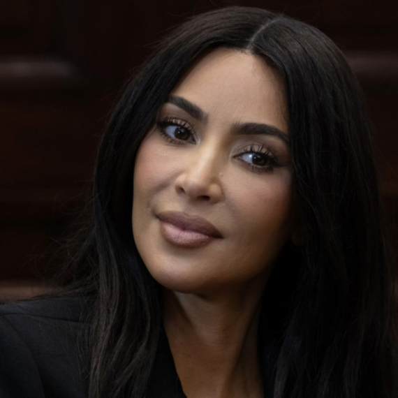 Ljudi urnisali Kim Kardašijan nakon diplomiranja:  "Za šta si se tačno školovala?"