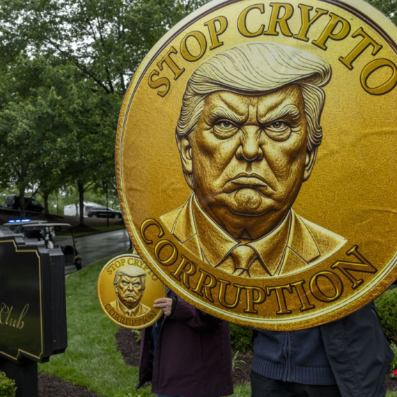 Na večeri sa Trampom: Ugostio vlasnike "$TRUMP" kriptovalute, demonstranti negodovali