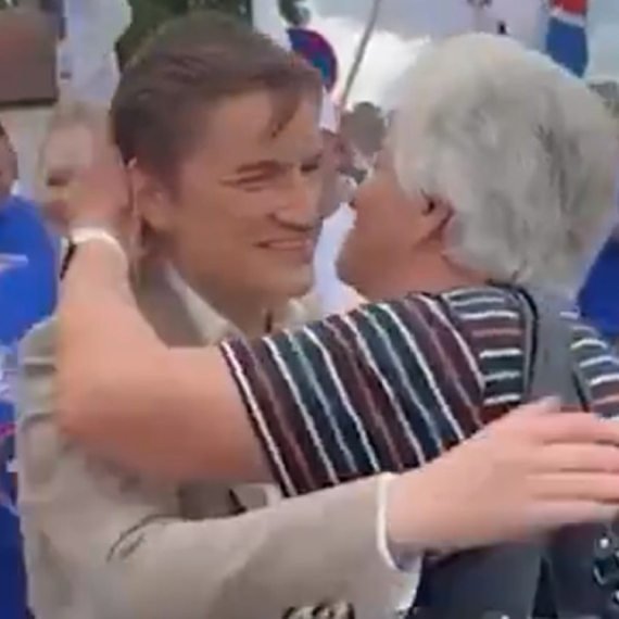 Ana Brnabić u Kosjeriću srela čuvenu baku: Čuvajte nam Vučića, moramo da se borimo VIDEO