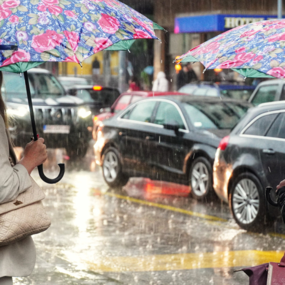 Haos u Srbiji: Auto-put pod vodom; Gejzer na ulici; Automobil potonuo FOTO/VIDEO