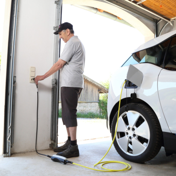 Električni automobili na udaru: Švajcarska planira novu taksu za vozače
