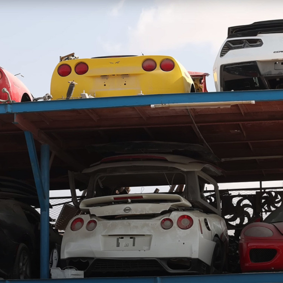 Neverovatni snimci iz Dubaija: Ovako izgledaju groblja superautomobila! VIDEO