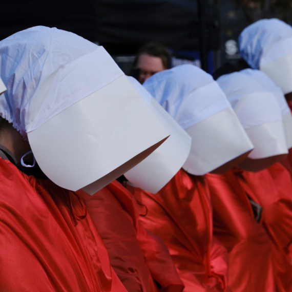Šok i oduševljenje: Tejlor Svift i jeziva scena u "The Handmaid's Tale" VIDEO