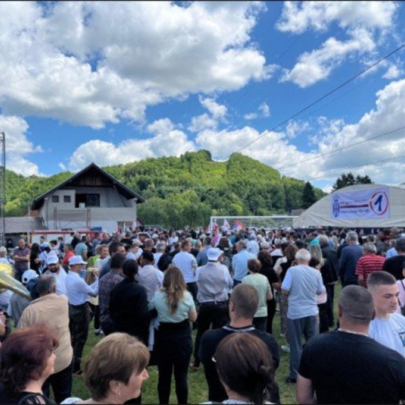 Celo selo čeka Vučića: Vesela atmosfera kod Kosjerića FOTO