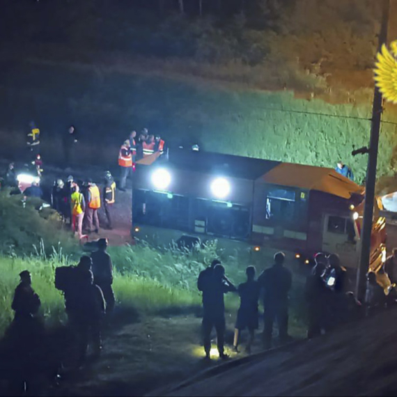 Snimljen trenutak rušenja mosta u Rusiji; Spasioci na licu mesta, odjekuju vrisci FOTO/VIDEO