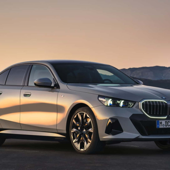 Fanovi mogu da odahnu: BMW limuzine su i dalje srce brenda!