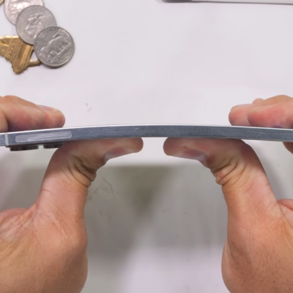 Savijen do krajnjih granica: Najtanji Samsung na testu izdržljivosti VIDEO