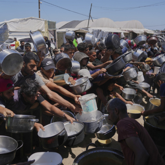 Ostavljeni su da iskrvare na zemlji dok su čekali u redu za humanitarnu pomoć; Lekari donirali krv