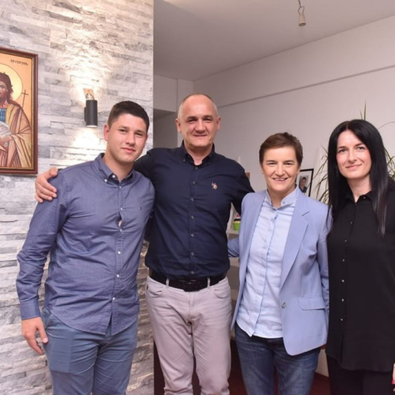 Brnabić sa porodicom studenta Miloša Pavlovića: "Prenela sam srdačne pozdrave i zahvalnost Vučića" FOTO