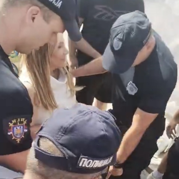 Skandal ispred Skupštine: Poslanica Miroslava Aleksića izvukla nož – oružjem na mladost VIDEO