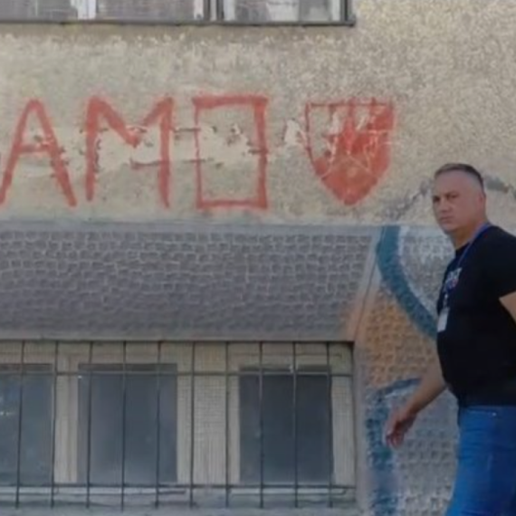 Pokrajinski poslanik Predrag Dragojević uhvaćen kako se lažno predstavlja kao posmatrač na izborima u Zaječaru