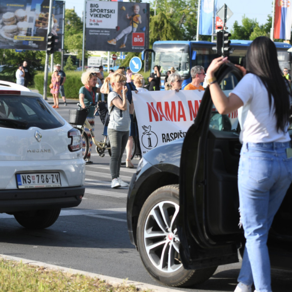 Blokaderi i policija terorisali narod u Novom Sadu