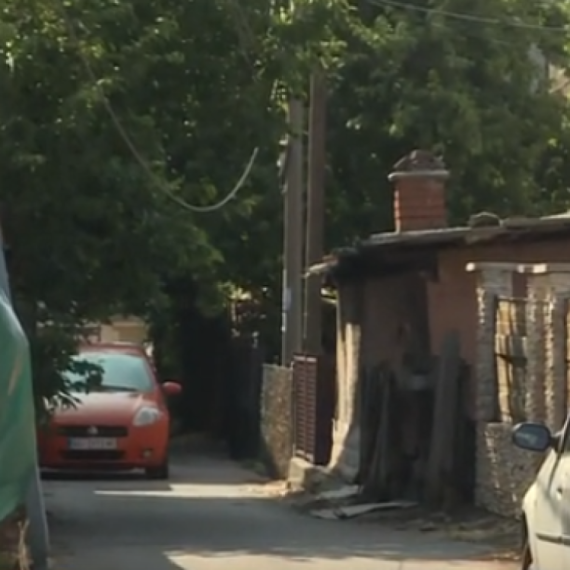 Autom zablokirao celu ulicu: Bahato parkiranje traje već mesecima VIDEO