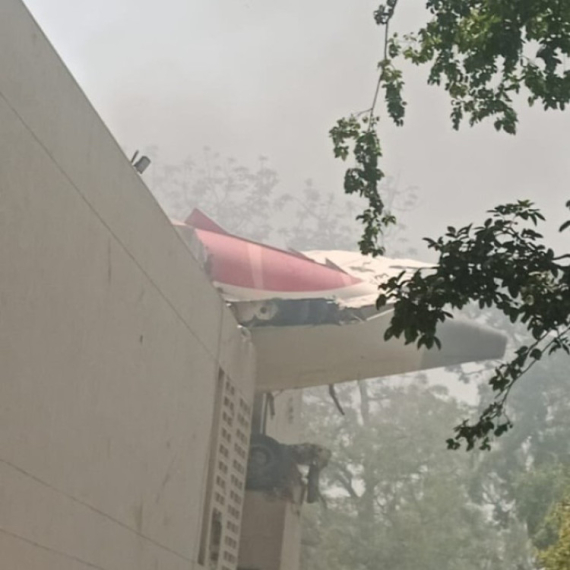 The aircraft crashed on the student dormitory; Many dead; There were also children among the passengers VIDEO