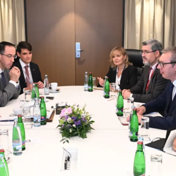 Vučić u Pragu: Sastao se sa brojnim svetskim zvaničnicima; "Srdačan susret sa prijateljem" FOTO