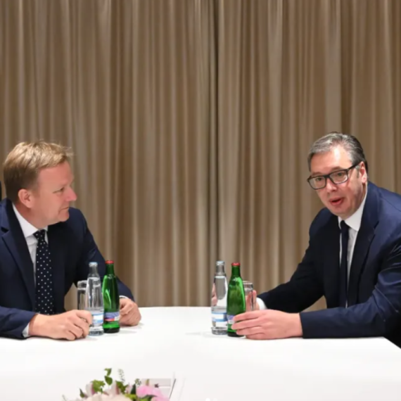 Vučić u Pragu: Sastao se sa brojnim svetskim zvaničnicima; "Srdačan susret sa prijateljem" FOTO
