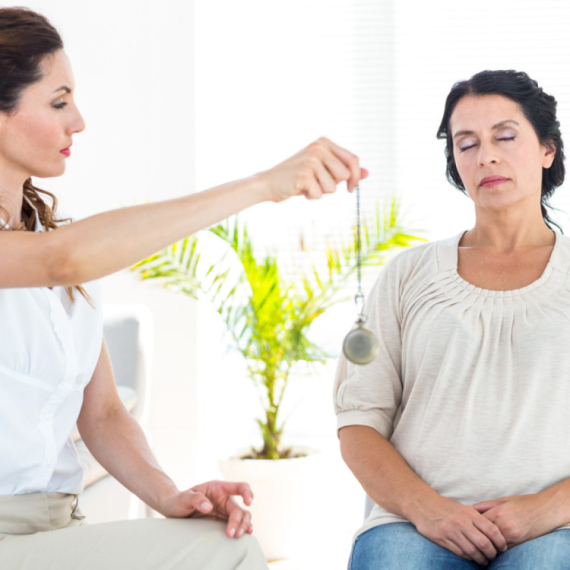 Može li hipnoza da ublaži simptome menopauze? FOTO