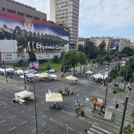 Novi teror blokadera: Sede u krugu na sred jedne od najprometnijih raskrsnica Beograda FOTO