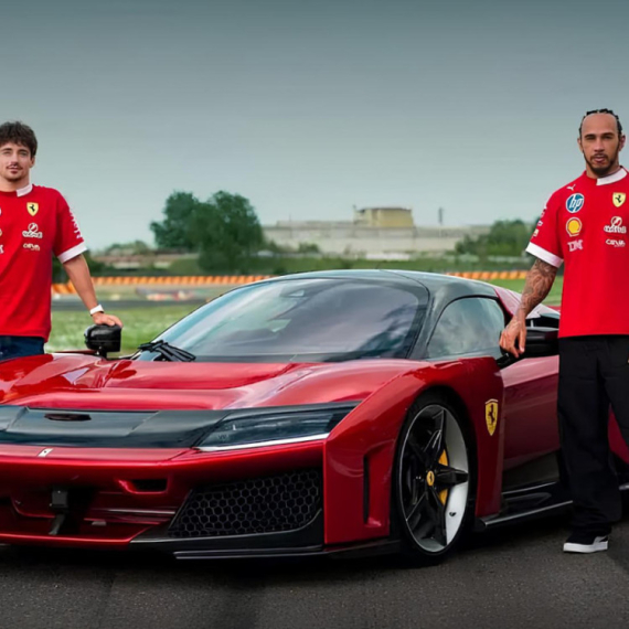 Hamilton nahvalio Ferrari F80: "Najbrži drumski auto koji sam ikada vozio" VIDEO
