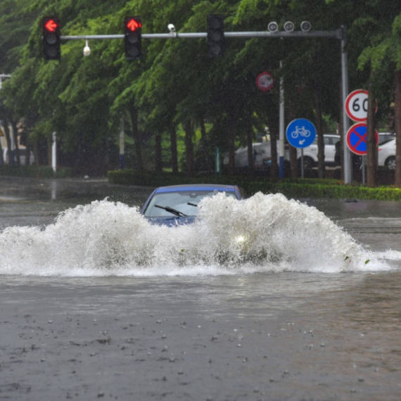 Katastrofalne poplave: Bujica "guta" automobile"; Prepolovljen most; Evakuisano 80.000 ljudi FOTO/VIDEO