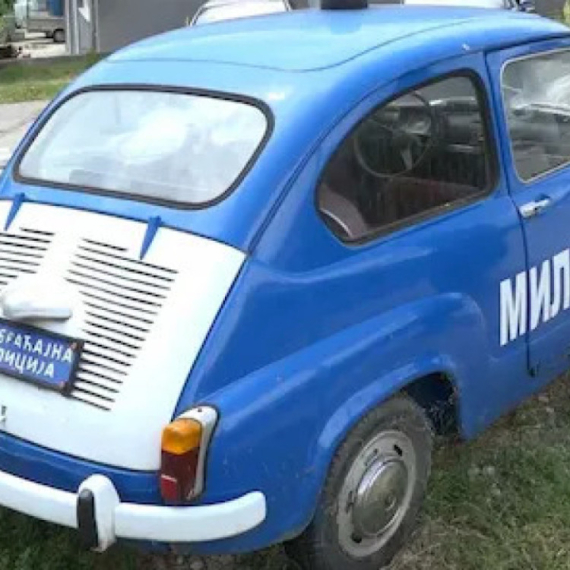 Nekad je bio strah i trepet: Stari milicijski fića ispred policije u Prijepolju FOTO