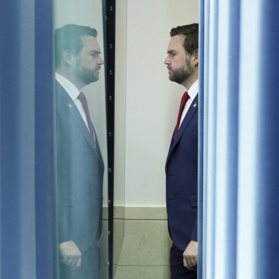 Srednji prst Trampovog zamenika VIDEO