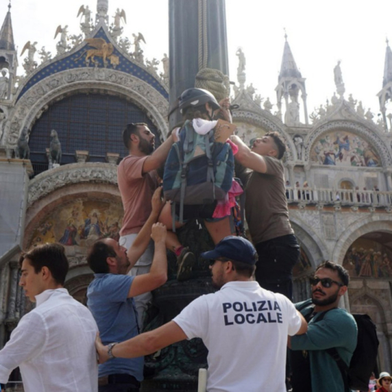 Demonstranti pružaju otpor; Policija intervenisala: Ponovo haos u Veneciji FOTO