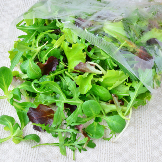 Salata iz kese može da bude izuzetno opasna: Obavezno uradite jednu stvar