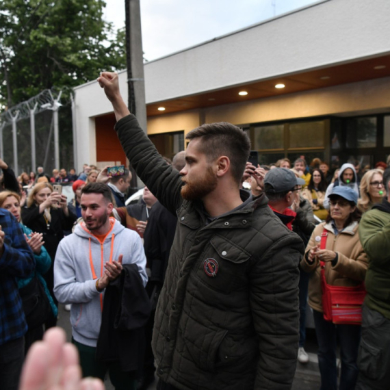 Sin Nenada Čanka i Marije Vasić uhapšen u Inđiji sa nelegalnim oružjem, pancirom i palicom "Stop, policija"
