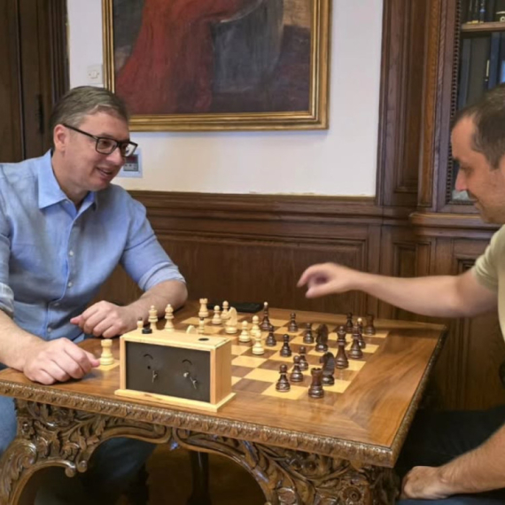 Vučić objavio fotografiju iz predsedništva: "Trenuci relaksacije" FOTO