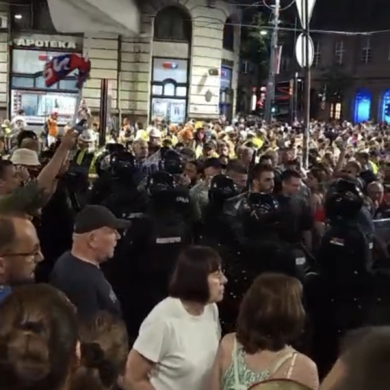 Blokaderi napali policiju  VIDEO