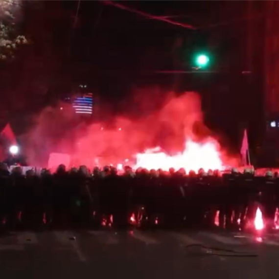 Stravično nasilje na ulicama Beograda: Blokaderi se sukobljavaju sa policijom VIDEO
