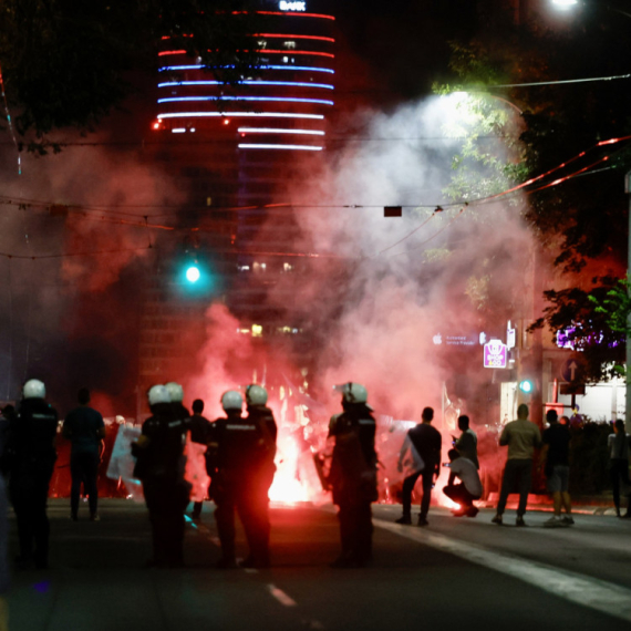 Jedinstvena Srbija podržala Vučića: Demokratija "da" – anarhija i nasilje nikako