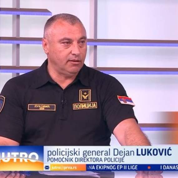 Luković: Na protestu povređeno 48 policajaca, privedeno 77 osoba VIDEO