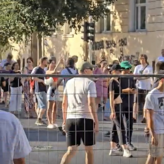 Ponovo haos u Beogradu: Blokaderi se zabarikadirali u glavnoj ulici u Zemunu VIDEO