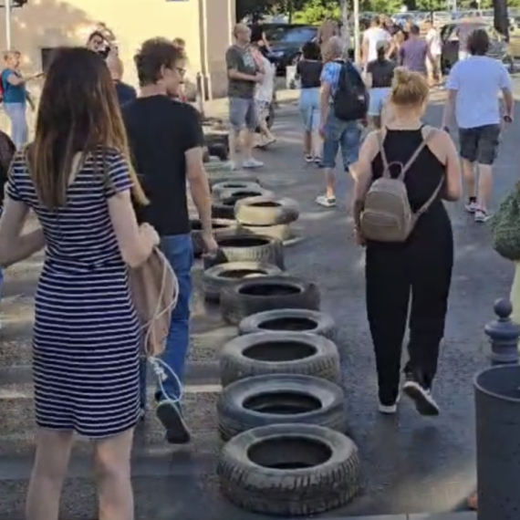 Ponovo haos u Beogradu: Blokaderi se zabarikadirali u Glavnoj ulici u Zemunu VIDEO