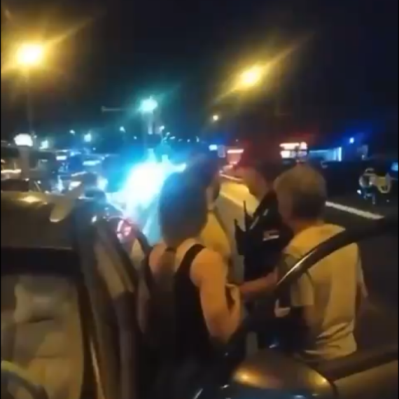 Brutalni teror blokadera kod Pančevačkog mosta: Izbacili roditelje iz kola koji putuju sa malom bebom VIDEO